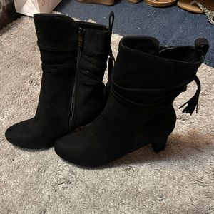 Short black suede-like boots size 12